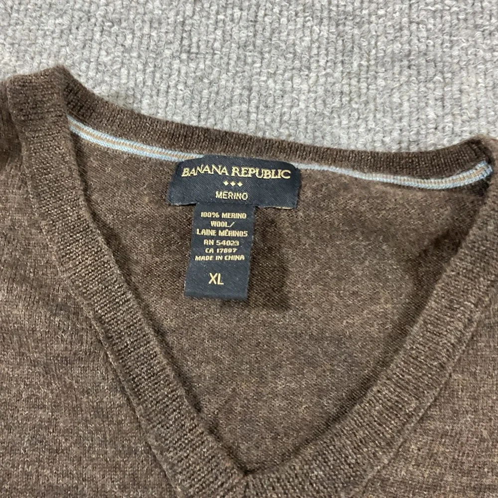 Banana Republic Mens XL Brown 100% Merino Wool V-Neck Sweater Lightweight Knit